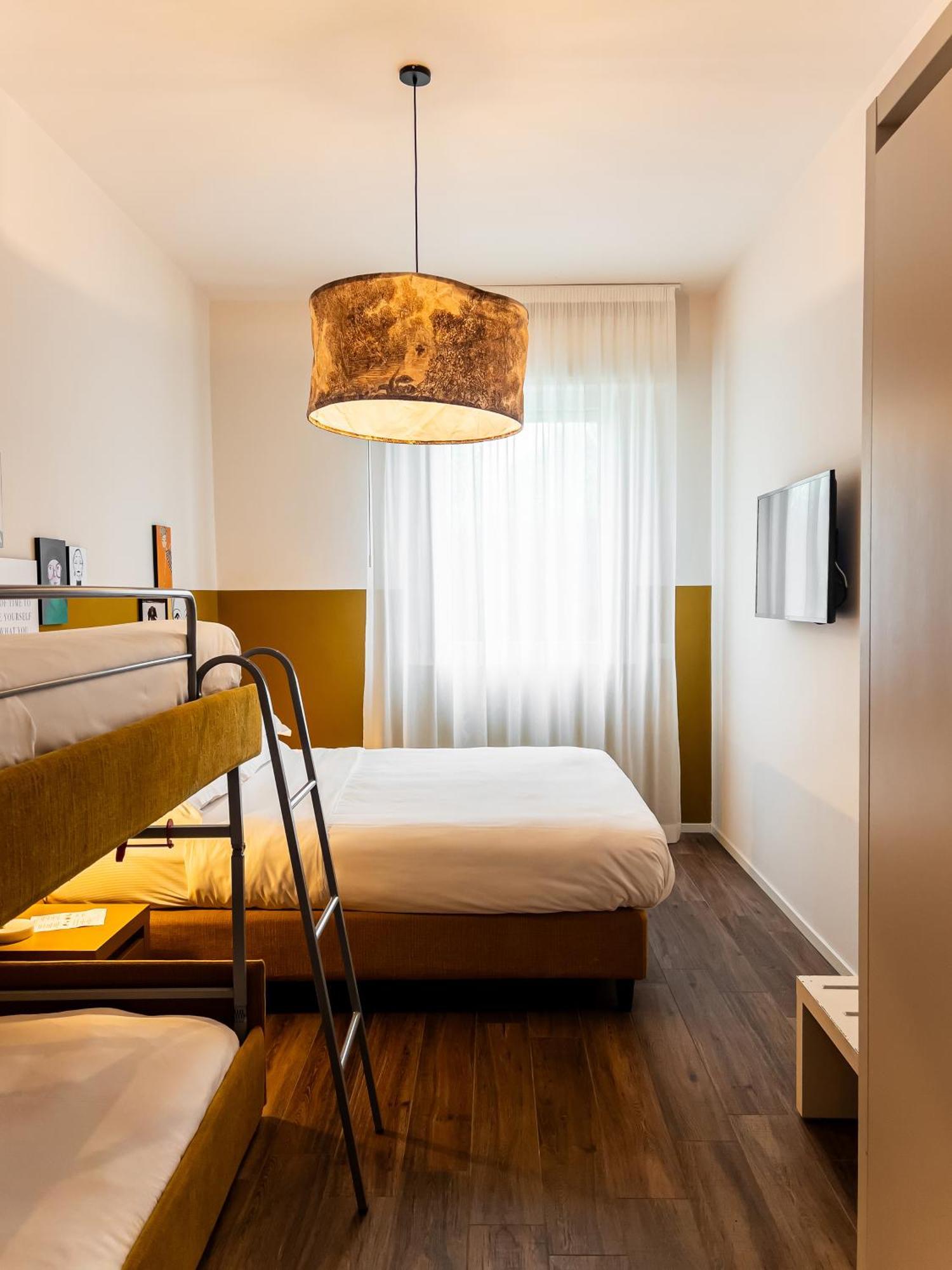 Lu. Hotel *